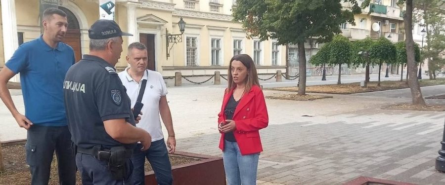 Menadžerka Maja i inspektor Boba u epizodi „Vandalizam u Gradskom parku”