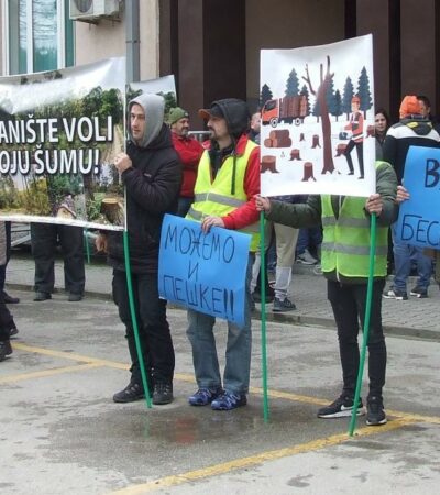 Protest Bavaništana ispred kovinske opštine: Traže da se spreči nelegalna prodaja seoske šume