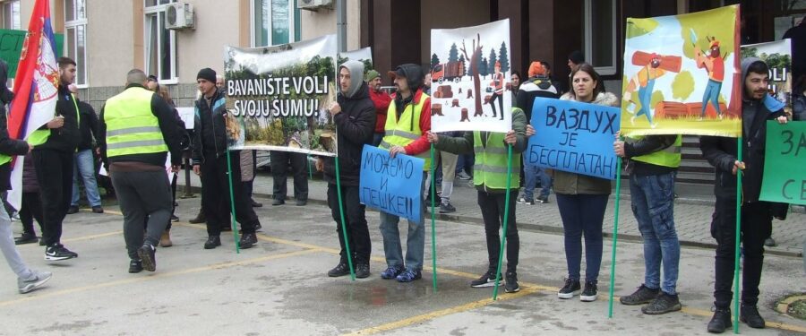 Protest Bavaništana ispred kovinske opštine: Traže da se spreči nelegalna prodaja seoske šume