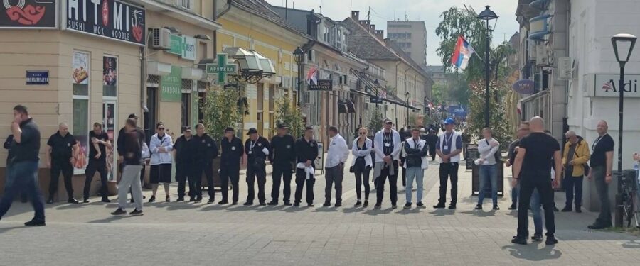 Kad naprednjačko obezbeđenje u zabranjenoj zoni mitinga preuzme suverenitet…