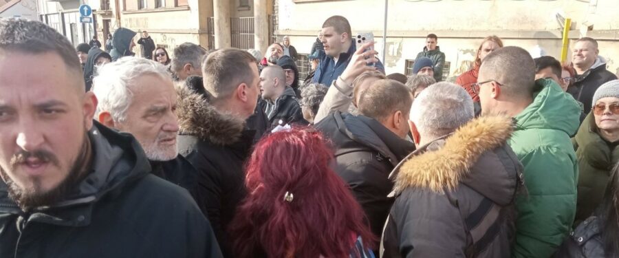 Umesto da obesmisle skup, naprednjački provokatori svojom brojnošću i masom doprineli blokadi saobraćajnice
