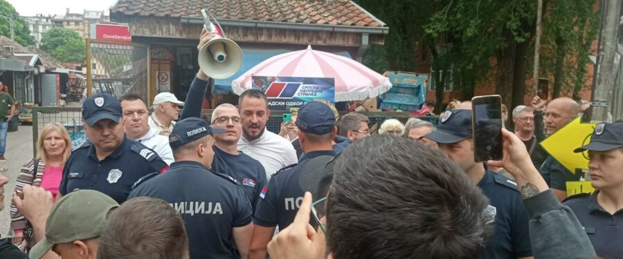 Kako se bezazleni teslaški trotoar pretvorio u istureno odeljenje Ćacilenda