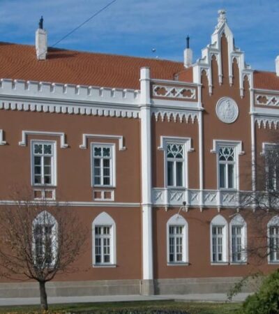 Novac za odabrane igrače, dok se građani informišu na društvenim mrežama