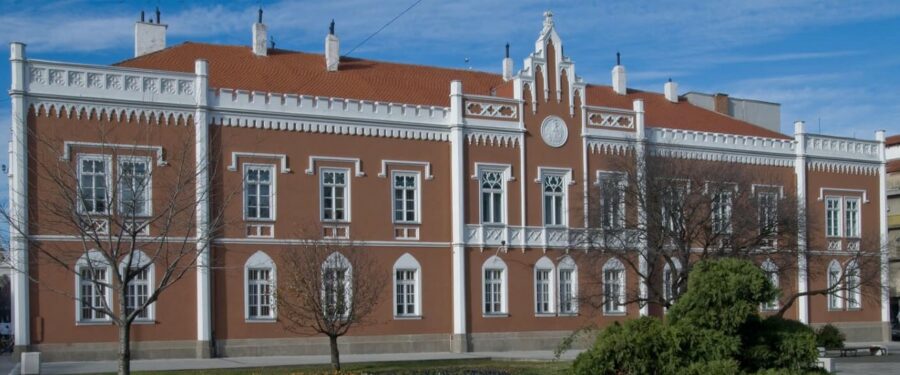 Novac za odabrane igrače, dok se građani informišu na društvenim mrežama